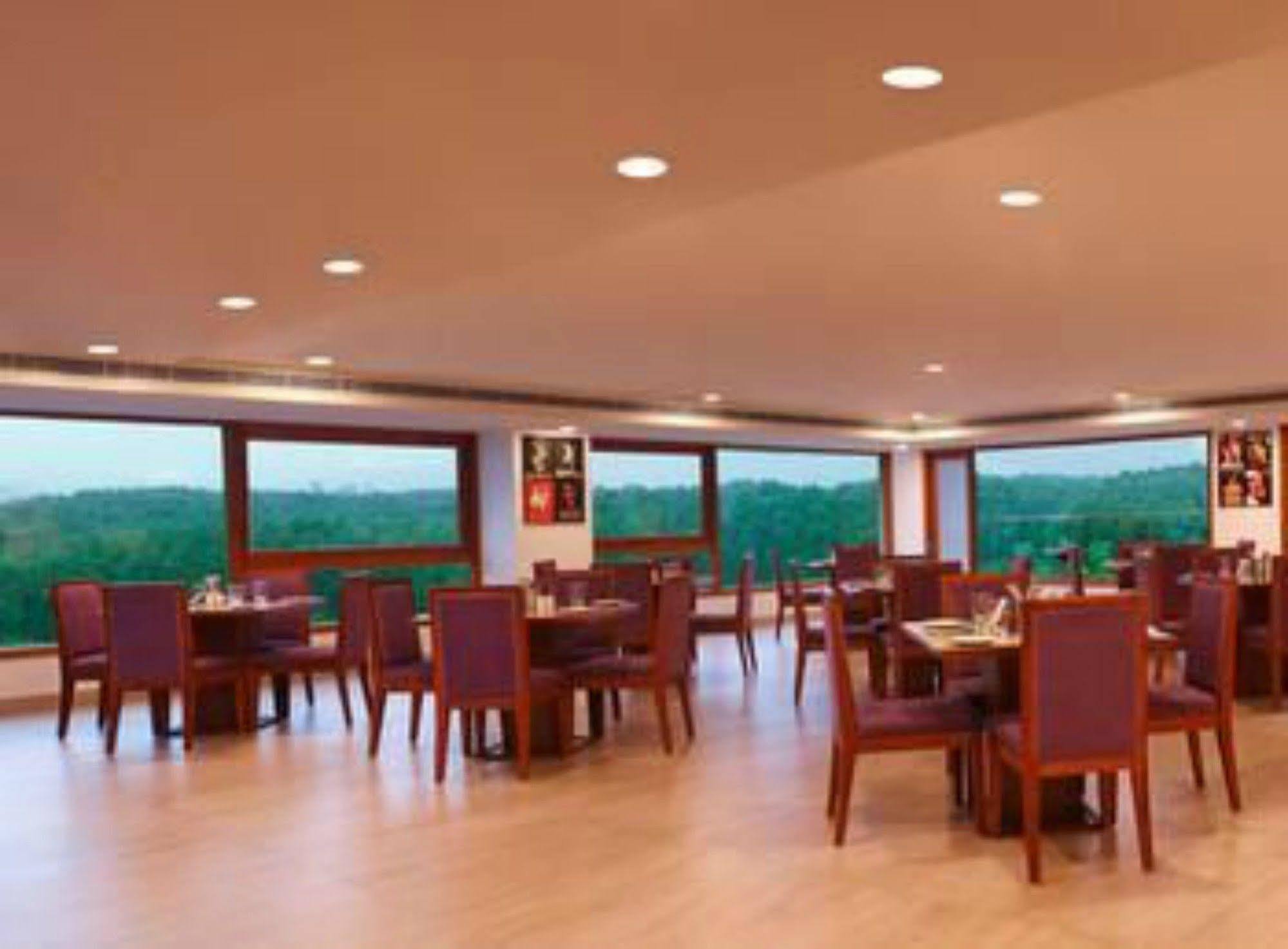 Lemon Tree Hotel, 4*