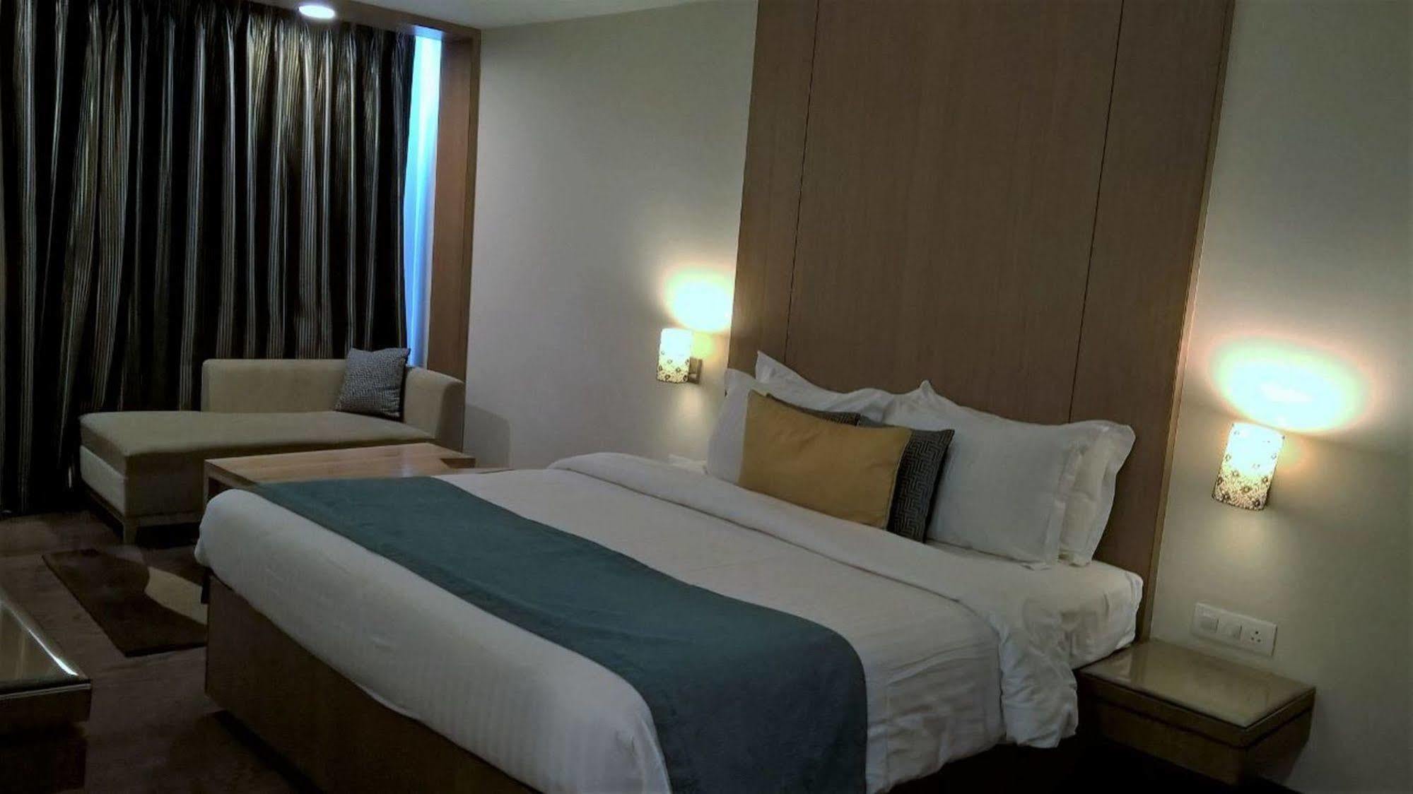 Lemon Tree Hotel, 4*